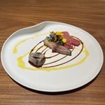 真白 - 青背の魚を揃えて
      ・鰯
      ・韓国済州島の鯖
      ・北海道の噴火湾の鮪の中トロ
      （鰯と鯖は木苺ビネガーで〆てから藁焼き）
      
      ・木苺ビネガーを煮詰めたソース
      ・からし菜の種子のオイル