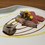 真白 - 青背の魚を揃えて
      ・鰯
      ・韓国済州島の鯖
      ・北海道の噴火湾の鮪の中トロ
      （鰯と鯖は木苺ビネガーで〆てから藁焼き）
      
      ・木苺ビネガーを煮詰めたソース
      ・からし菜の種子のオイル