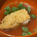 真白 - お椀のような一品
      吸い地：甘鯛出汁にコンソメを加えて、レモンバーベナの香りをつけて
      
      椀種：若狭の甘鯛の昆布締めを、砕いたお米を衣にして揚げて
      
      椀妻（青み）：三つ葉？
      
      吸い口：黄柚子少量？