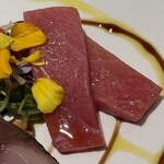 真白 - 青背の魚を揃えて
      ・鰯
      ・韓国済州島の鯖
      ・北海道の噴火湾の鮪の中トロ
      （鰯と鯖は木苺ビネガーで〆てから藁焼き）
      
      ・木苺ビネガーを煮詰めたソース
      ・からし菜の種子のオイル