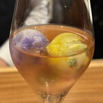 真白 - ドリンク①（次のリゾットと、その次の青魚に合わせて）
      
      ・デュク・ドゥ・モンターニュ・ロゼ
      ・エディブルフラワーを閉じ込めた氷を浮かべて