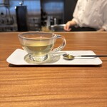 真白 - 食後の飲み物
      
      フレッシュハーブティ
      ・スペアミント、アップルミント、
      ・パイナップルミント、レモンバーベナ、
      ・レモングラス、タイム、ローズマリー
      （お好みで蜂蜜をとかして）