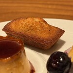 真白 - 小菓子
      
      ・ブルーベリーのエクレア
      ・プリン
      ・オーブンから出したてのフィナンシェ