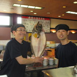 桃太郎ずし - ヒラメを見せて下さいました。（お店　撮影了解済み）