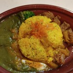 わくわく広場 豊田T-FACE店 - すみません、片側に寄ってしまいました。左側ほうれん草カレー、右側牛スジカレーの二種類盛りで、嬉しいです。