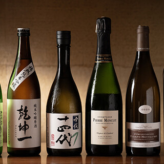 ソムリエ資格を持つ店主が厳選したワインや日本酒を料理とともに