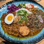 スパイスカレー高丸 - 玉子と里芋をキュウリと同じくらいの大きさに切って混ぜ混ぜするが良し