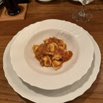 ジロトンド - 3皿目
      リコッタを詰めたカッペッレッティ、ディーヴァおばあちゃんのラグー