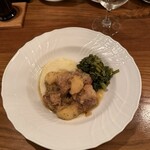 ジロトンド - 5皿目
      スペッツァティーノ。越後もち豚と紅玉の煮込み。ジャガイモのピューレ