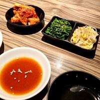 焼肉 ジャンボ はなれ - ナムルとキムチ