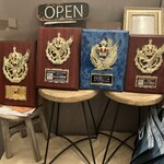 CURRY BAR CAFE 三月の水 - お店前の、数々のトロフィー　三月の水