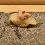 271059601 - カワハギの肝載せ、インバウンドの方々から「これはあん肝？」と言う質問があって会話が盛り上がりました