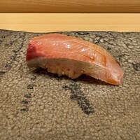 鮨 いしやま - 二貫目は縞鯵、最近は独特の香りを感じにくくなって、自分の感覚が心配…。