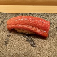 鮨 いしやま - 中トロ、シーズンに入ったこともあるのでしょうが蕩ける抜群の美味しさでした。同席された方と帰り際にお話ししましたが、素晴らしい鮪だったと意見が一致しました