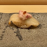 鮨 いしやま - カワハギの肝載せ、インバウンドの方々から「これはあん肝？」と言う質問があって会話が盛り上がりました