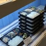 かもめ食堂 - 日替り弁当、左が肉料理、右が魚料理です