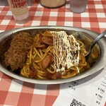 スパゲッティーのパンチョ 新宿南口店 - 無料トッピング券で頼んだ、クリームコロッケと、ナポリタン(小300g)790円。味変調味料は、多数あり。まだ、チーズをかける前。