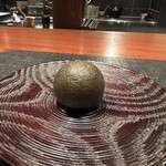 奈良屋町 青 - ①黒饅頭（豚足、フォアグラ餡の入った揚げ饅頭）