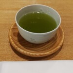 日本料理介寿荘 - 最初は濃いめの緑茶