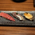奥新 鮨屋のうおきん - 握り　鮪赤身漬け、鯵、鮑