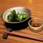 奥新 鮨屋のうおきん - 塩揉みきゅうりと愛媛産ワカメ、自家製ポン酢