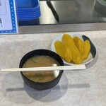 おにぎりぼんご - 豆腐味噌汁・たくあん