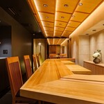 鮨 匠海 - 広々したカウンターでゆったりしたひと時をお過ごし頂けます。