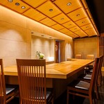 鮨 匠海 - 細部までこだわった美食空間をお楽しみください。