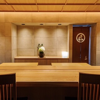 細部までこだわり抜いた、凛とした空気が漂う美食空間