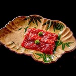 鮨 匠海 - 高級食材であり希少部位とも言われる鯨の尾の身を贅沢に刺身で…