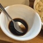 羊香味坊 - まぜそばにかける黒酢