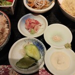 かき小屋 厚岸水産 豊田 元城店 - 大トロのお刺身、牡蠣フライにつけるピンクのお塩、わさび、タルタルソース、漬け物