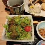 かき小屋 厚岸水産 - サラダのドレッシングがとても美味しくて、お野菜の香りを引き立てるというか、いい香りがします。