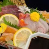 おばんざいとお酒 胡麦 - ②サーモン【刺身】
③鮪赤身【刺身、恐らく目撥鮪赤身】
④鰤【刺身】