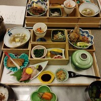 日本料理 御河 - 味彩箱(あじさいばこ)左上の汁物の器の、青色のお洋服を着ているのは、妖精さん(笑)でしょうか？気になります！