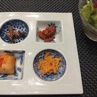 焼肉会席 ともじ - キムチ・ナムル盛り合わせ