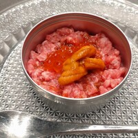 焼肉会席 ともじ - 雲丹とイクラの山形牛ユッケ　とろけます