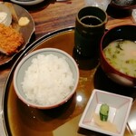 豚かつ専門 とんとん - ご飯と味噌汁