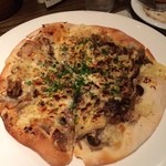 ラ　マニ　ビーンズ - アンチョビとキノコのピザ