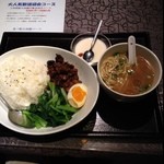 留園 - 台湾名物というので、魯肉飯と半ラーメン。
            ボリュームあって、のこしちゃいました。