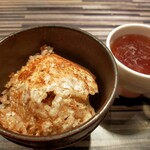 赤坂鉄板焼 ヒレ - 青森県産大蒜炒め鉄板焼き飯　黒烏龍茶和出汁スープと共に