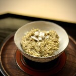 道人 - これ、あかんヤツや(^^)
      蟹身と蟹味噌の友和え乗せごはん。道人さんだから、当たり前といえばそうなんですけど、味噌の味わいが本当にクリア♪