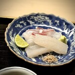 道人 - お造りは、真鯛と丸ハギ。
      丸ハギはその肝ぽん酢でいただきますが、肝が肥えています♪
      身も厚切りにしてあって、身自体の甘みもしっかり感じられる仕立てです。