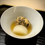 道人 - 先の海老芋といい、こうした炊き合わせといい、ひたすらシンプルに見えるお料理こそ、より美味しさが際立つ。
      皆様を惹きつけて止まないのは、きっとそんなところでもあるんでしょう。