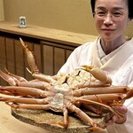 道人 - この日のズワイは、柴山。まぁ、見事なサイズです！
      女将さんの醸す雰囲気が、また安らぐんです。