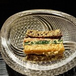 道人 - 柿なます。
      ミルフィーユみたいでキレイですね。
      食感のバリエーションと、胡麻の香りや香ばしさも魅力的な一皿。