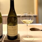 道人 - ファミーユ・ゴルディエールのマコン・ヴェルジッソン。
      シャープな酸は控え目で、ほのかな塩味。
      とてもバランスが整っていて、単体でも美味しく、食事の邪魔もしない優等生なシャルドネですね。