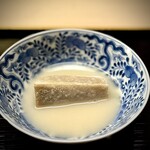 道人 - お椀と並び、大変美味しく感動したのが、こちらの海老芋。
      「素材自体が素晴らしいから」との女将さんのお話ですが、揚げたお芋の甘さと優しい白味噌の甘さが、ともに心地良くて、たまりませぬ…