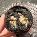 奈良屋町 青 - ①黒饅頭（豚足、フォアグラ餡の入った揚げ饅頭）