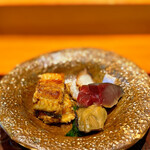 天ぷら たけうち - おつまみセット。 これだけで軽く1号飲めるだろ。 ここほんとに天ぷら屋なの？ バリバリに皮目を炙ったうなぎ、燻製牡蠣、脂だらけのサバ、燻したタコ。 どんだけ旨いんだよ。